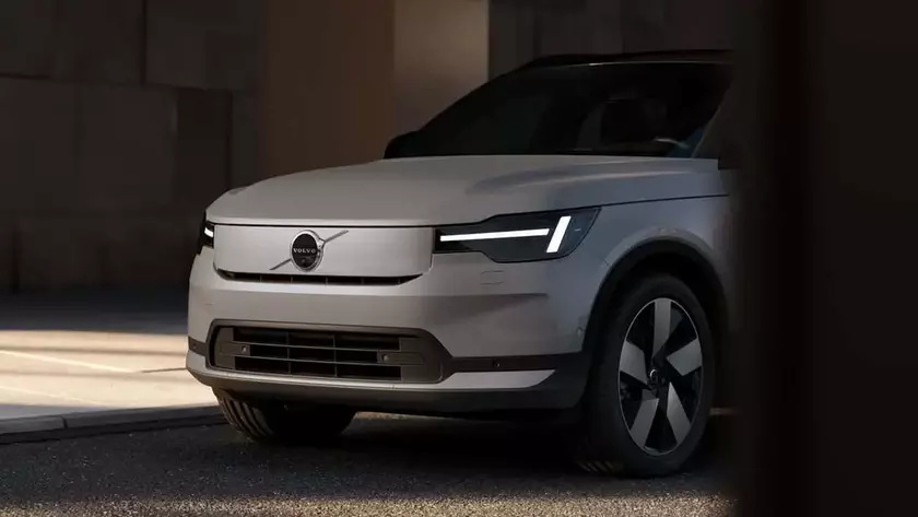 Электрический кроссовер Volvo EX40 2026 в движении