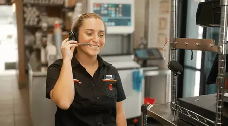 «Великий Брат» стежить за співробітниками Burger King: ІІ-асистент контролює ввічливість персоналу з клієнтами