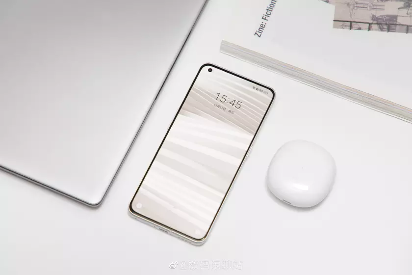 Realme GT2 Pro Master Edition появился на новом изображении: «дырявый» дисплей без закруглений и тонкие рамки