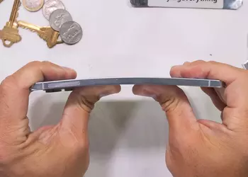 Гнется, но не ломается: известный блогер JerryRigEverything протестировал на прочность ультратонкий Samsung Galaxy S25 Edge