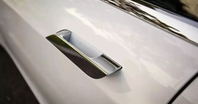 Инновация или уязвимость? Почему дверные ручки Tesla Model S вызывают споры