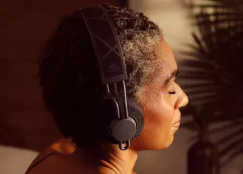 Adidas introduced the RPT-02 SOL: wireless headphones that can be charged by solar energy and artificial light