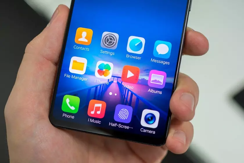 Опубликована фотография нового полностью безрамочного смартфона Vivo