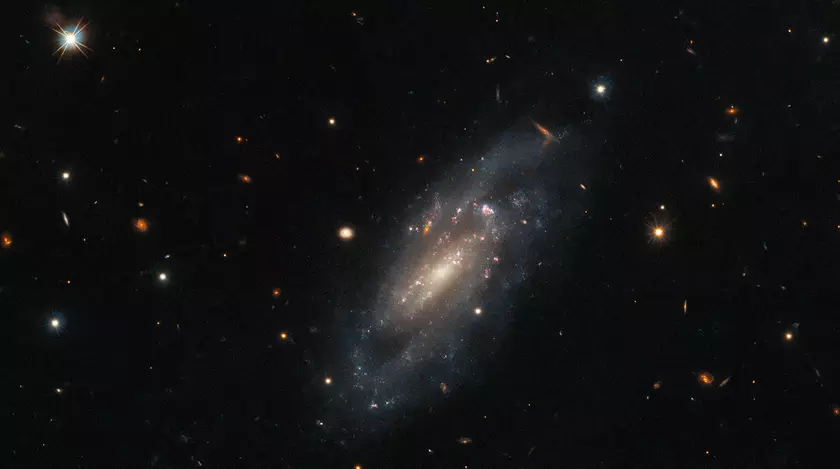 Hubble сделал фотографию далёкой галактики в созвездии Пегаса, которая смогла пережить невообразимо мощный звёздный взрыв
