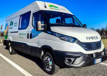 Iveco тестирует беспроводную зарядку электромобилей прямо на трассе