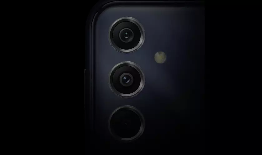 Samsung Galaxy M44 с тройной камерой появился на фотографии