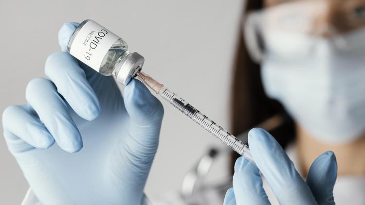 Мужчина из Германии сделал себе 217 вакцин от COVID-19 за 29 месяцев