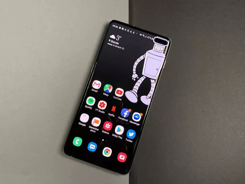 Samsung добавила обои, маскирующие вырезы в смартфонах Galaxy S10. Но они платные