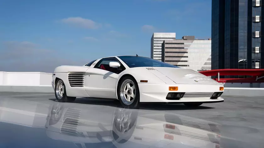 Суперавтомобиль Cizeta-Moroder V16T белого цвета