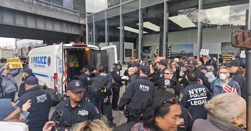 Активисты вышли на протест у магазина Tesla в Нью-Йорке: что стоит за акцией?