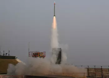 Индия создаёт собственную систему противовоздушной обороны, которая сможет сбивать ракеты, дроны, самолёты, вертолёты и высокоточные боеприпасы в радиусе 350 км