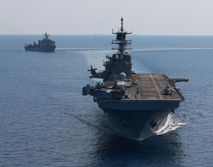 США оставят в Красном море десантные корабли USS Carter Hall и USS Bataan вместе с тремя эсминцами класса Arleigh Burke с управляемыми ракетами