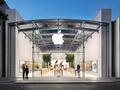 Магазин Apple ограбили посреди дня на глазах у десятков людей: воров никто не остановил (видео)