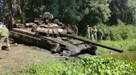 Ukrainske dykkere har hentet opp til overflaten en russisk T-72-stridsvogn som har ligget på bunnen av en elv i over ett år.