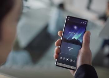 Sony показала в рекламе новых наушников неанонсированный смартфон с подэкранной фронтальной камерой