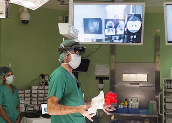 Очки дополненной реальности Microsoft HoloLens станут помощниками хирургов