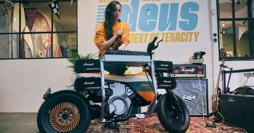 Встречайте BMW CE 02: Электробайк с диджейским сердцем Deus Ex