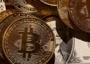 За последний год «биткоин-киты» сбросили более 500 000 BTC, институционалы забрали и стабилизировали рынок