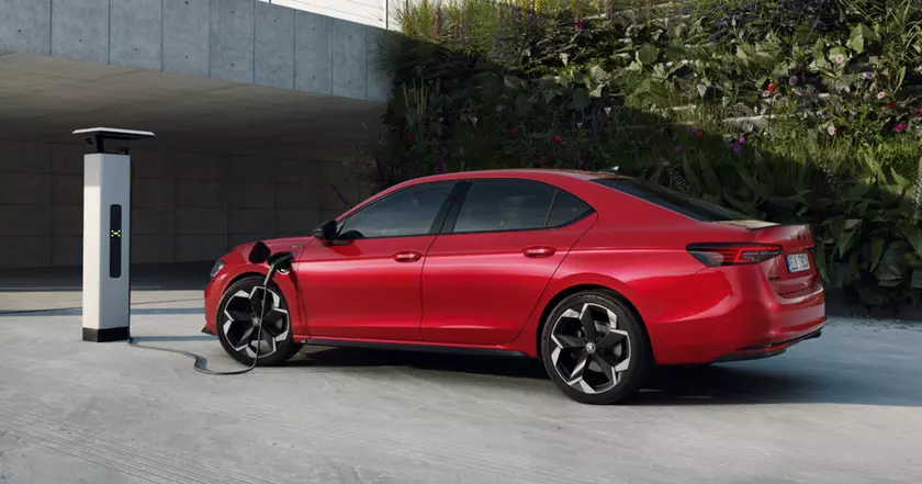Skoda Unveils the Superb iV PHEV: A New Era for Hybrid Technology