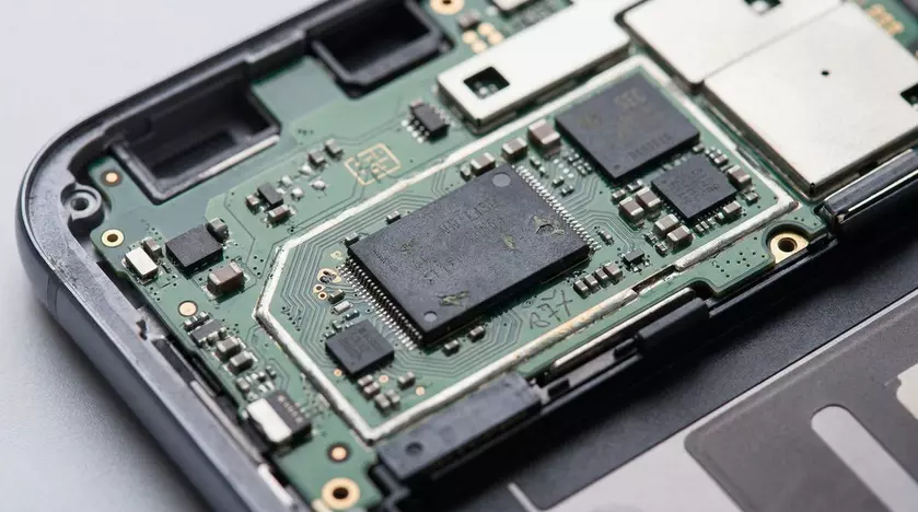 Схематическое изображение чипов памяти на материнской плате смартфона