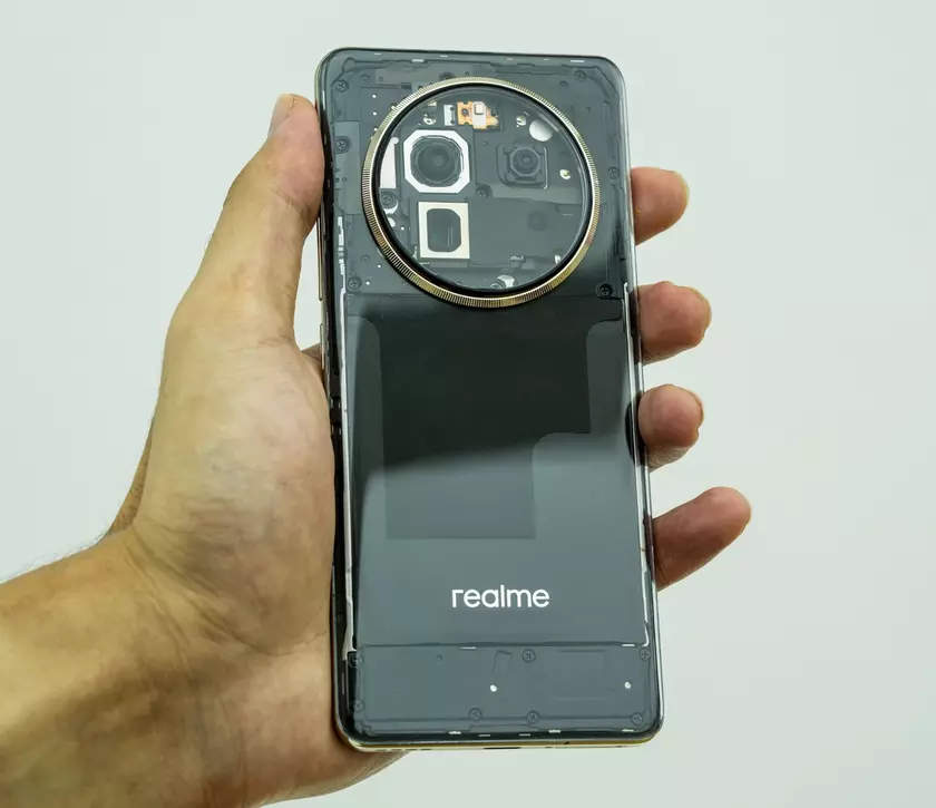 realme 12 Pro+ получит специальную версию с прозрачной задней панелью