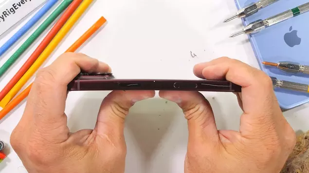 iPhone 18 Pro survives the bend ...