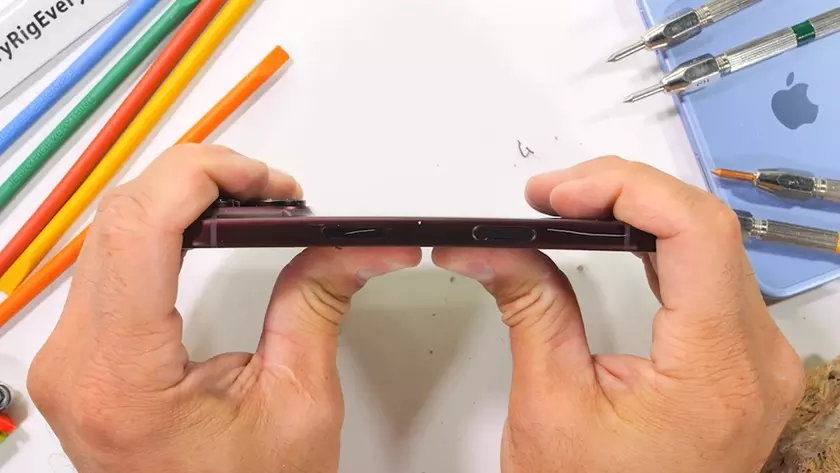 iPhone 18 Pro на прочность: испытания от JerryRigEverything
