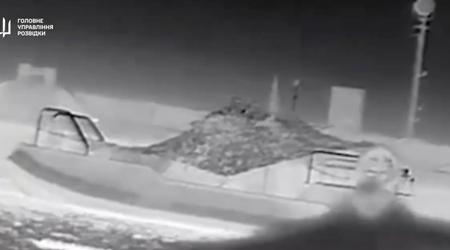 El dron marino Magura V5 strike destruye de noche una lancha motora enemiga (vídeo)