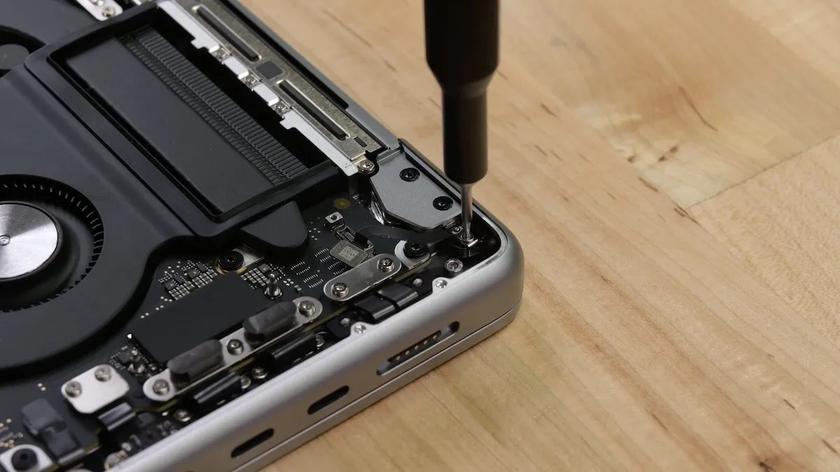 Gli esperti di iFixit hanno smontato il nuovo MacBook Pro, seguendo le istruzioni di Apple per le riparazioni fai-da-te. Ma ripararlo è ancora una sfida