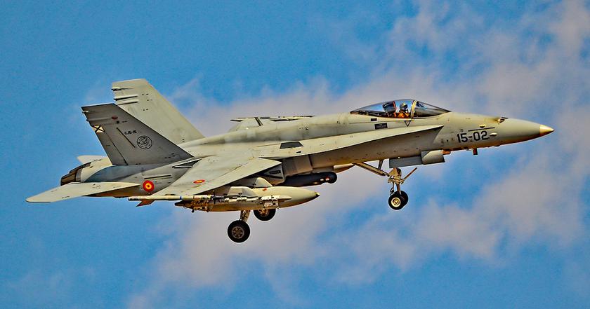 La Spagna rafforzerà il fianco orientale della NATO con 14 caccia Eurofighter Typhoon e EF-18M Hornet