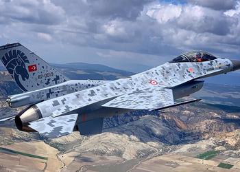 TAI y Aselsan han firmado dos contratos por valor de 2.000 millones de dólares para actualizar los cazas turcos F-16 Block 30 Fighting Falcon a los niveles Block 70/72.