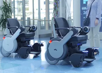 Кресла-коляски Panasonic с автопилотом помогают пассажирам в аэропорту Токио