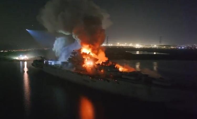 Former Soviet aircraft carrier "Minsk" catches ...