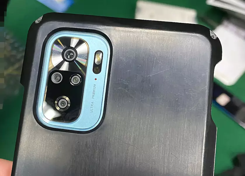 Redmi K40 появился на «живых» фотографиях с отверстием в экране и квадро-камерой