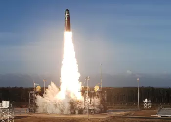 Польша стремится получить "ядерный зонтик" и от США, и от Франции