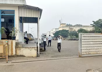 Черви в еде, массовые отравления и туалеты без воды – стали известны причины закрытия завода Foxconn по производству смартфонов Apple