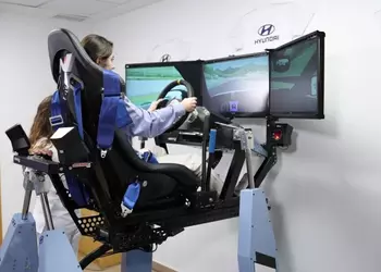 После инсульта снова за руль: симулятор Hyundai помогает пациентам восстановить навыки вождения