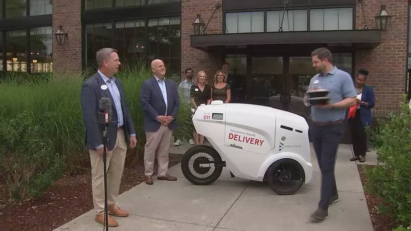 Американский ресторан быстрого питания запустил тестирование робота-курьера