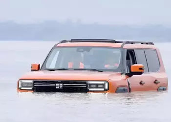 Внедорожник премиального бренда Chery пересёк крупнейшую реку Китая
