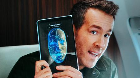 Ryan Reynolds reveló la inédita tableta plegable Microsoft Surface Neo en 'Red Notice' de Netflix