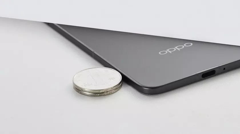 Сверхтонкий великан: Oppo Find N5 и его поразительная толщина рядом с монетами