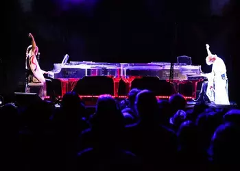 Интересные видео недели: дуэль на фортепиано с голограммой, квадрокоптер в вулкане и воздушные скульптуры