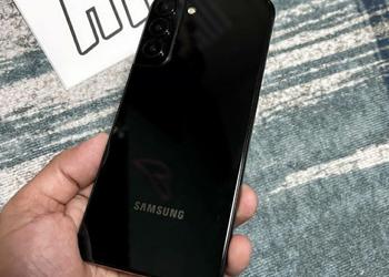 Samsung Galaxy S22 показался на «живой» фотографии: копия Galaxy S21 с глянцевой задней панелью