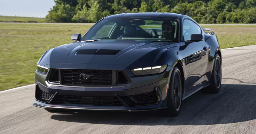 Бензиновый Ford Mustang вновь обогнал электрический Mach-E по продажам в США