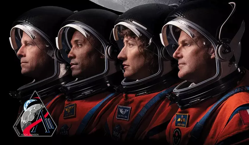 Ракета SLS готовится к вывозу на стартовую площадку