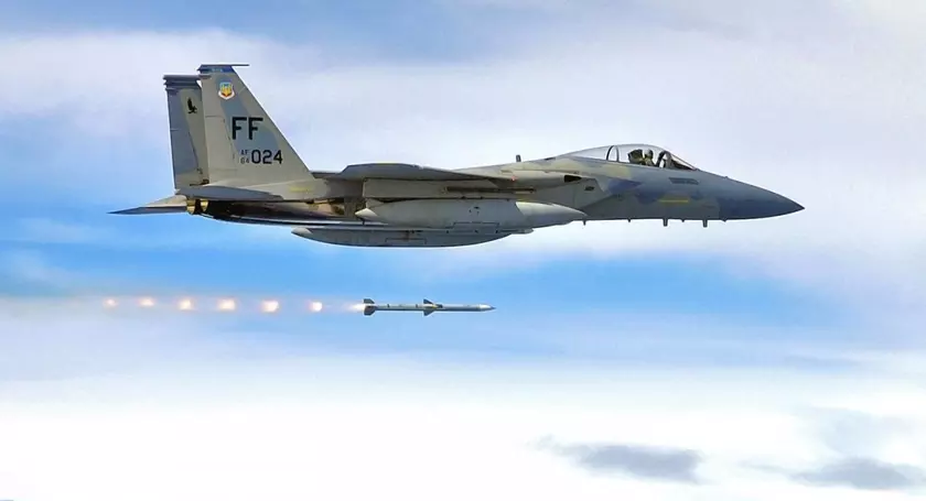 Raytheon получила $1,15 млрд на производство ракет AIM-120 AMRAAM для США, Украины, Великобритании, Нидерландов и ещё 15 стран