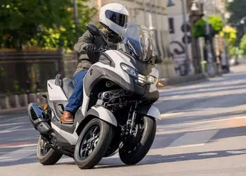 Yamaha Tricity 300: три колеса и подушка безопасности, чтобы не улететь в вечность