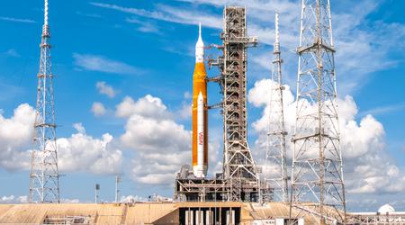 La NASA ha svelato il primo stadio del razzo SLS per la missione Artemis II, che invierà esseri umani intorno alla Luna con la navicella Orion.
