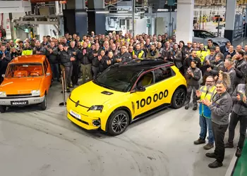 Renault выпустила 100-тысячный электрокар R5 на заводе во Франции