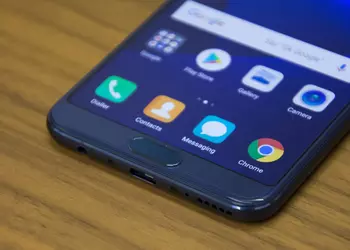 "Living" photo Honor 10: a screen with a cutout and minimal frames